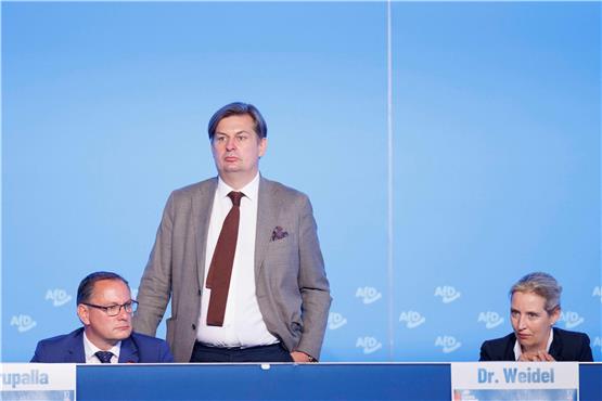 Der Skandal um Maximilian Krah (M.), AfD-Spitzenkandidat für die Europawahl, belastet auch die AfD-Bundesvorsitzenden Tino Chrupalla (l.) und Alice Weidel.  Foto: Carsten Koall/dpa
