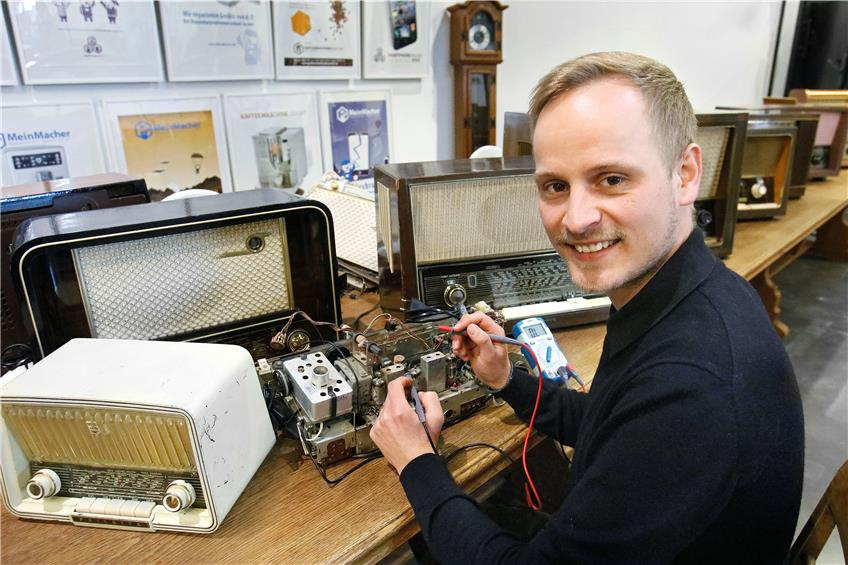 Der Sound von heute aus Geräten von gestern: Steffen Vangerow repariert Röhrenradios. Bild: Horst Haas