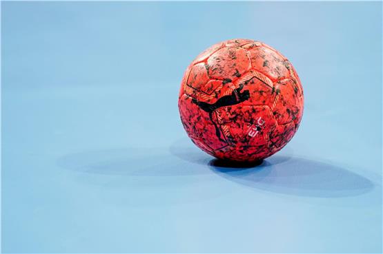 Der Spielball liegt auf dem Spielfeld. Foto: Uwe Anspach/dpa