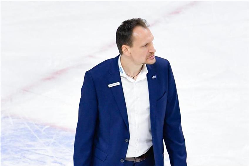 Der Trainer von den Adlern Mannheim, Pavel Gross auf dem Eis. Foto: Uwe Anspach/Archivbild