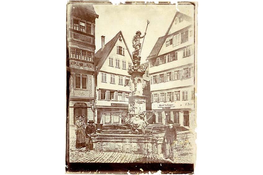 Der Tübinger Fotograf Paul Sinner fotografierte den Neptunbrunnen im Jahr 1894. Stadtarchiv Tübingen