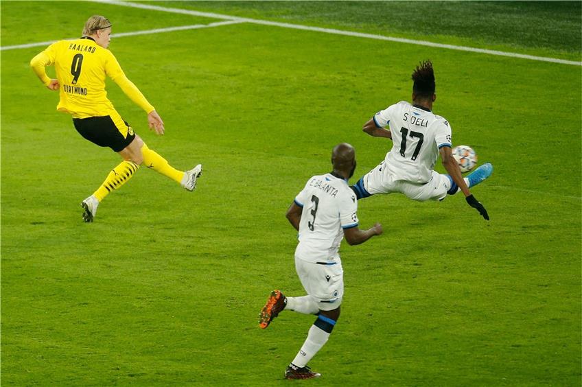 Der Türöffner zum Dortmunder 3:0-Sieg gegen Brügge: Das schnelle 1:0 durch Erling Haaland (links).  Foto: Leon Kügeler/afp