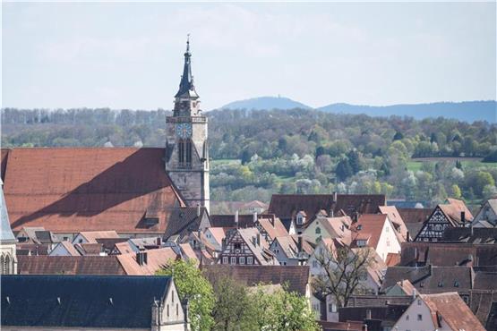 Der Turm der Stiftskirche in Tübingen wirft einen Schatten. Foto: Sebastian Gollnow/Archiv dpa/lsw