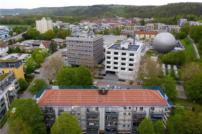 Der Unterbau für die Photovoltaikanlage auf dem GWG-Gebäude Königsberger Straße 14-16 ist schon montiert – installiert werden die Solarmodule von den Stadtwerken Tübingen (SWT-Zentrale in der Bildmitte). Das Haus ist von 1951, gedämmt und saniert wurde es bereits 2011. Bild: Ulrich Metz