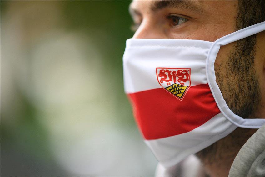 Der VfB Stuttgart verkauft jetzt auch Mund- und Nasenschutzmasken. Der Erlös geht an die Initiative „VfBfairplay“. Foto: Sebastian Gollnow/dpa