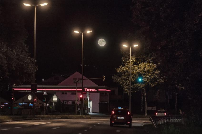 Der Vollmond ergänzt die Straßenbeleuchtung auf der B296 in der Weststadt. Bild: Ulrich Metz