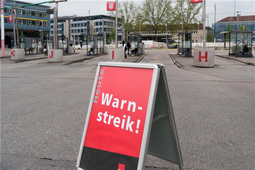 Der Warnstreik der Busfahrer fegte den Busbahnhof am 16. Mai nahezu leer. Bild: Ulrich Metz