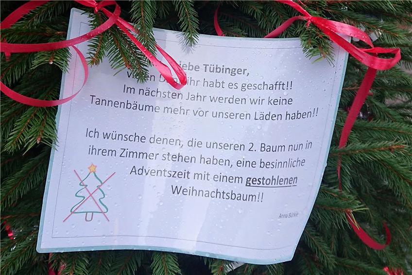 Der Weihnachtsbaum vor dem Laden von Renate Bürkle kündigt schon an, dass nächstes Jahr keiner mehr dort stehen wird. Bild: Renate Bürkle