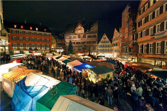 Der Weihnachtsmarkt in Tübingen ist in jedem Jahr etwas Besonderes: Unter den über 350 Anbietern von Freitag, 15., bis Sonntag, 17. Dezember, sind wieder mehr als 100 Vereine und Organisationen. Viel Kreatives ist zu finden, an individuellen Weihnachtsgeschenke herrscht kein Mangel.Archivbild: Metz