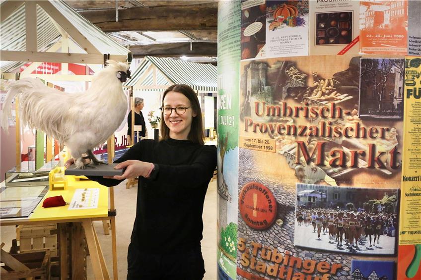 Der Wochenmarkt als sozialer Ort und Spiegel der Zeit: Kuratorin Marina Chernykh mit Huhn. Bild: Anne Faden