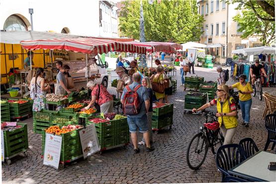 Der Wochenmarkt (hier samstags vor der Zehntscheuer) zieht Besucher in die Rottenburger Innenstadt. Was man tun kann, dass das an anderen Tagen auch so ist, ist eine der wichtigsten Fragen, die die Händler und Gewerbetreibenden in Rottenburg bewegt. Archivbild: Patrick Tilke