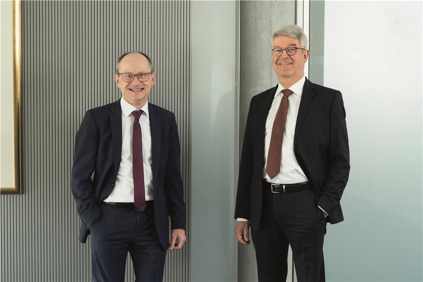 Der aktuelle Vorstandsvorsitzende der Kreissparkasse Tübingen Christoph Gögler (rechts) übergibt seinen Posten zum 1. Januar 2023 an den künftigen Chef Hans Lamparter. Bild: Keidel