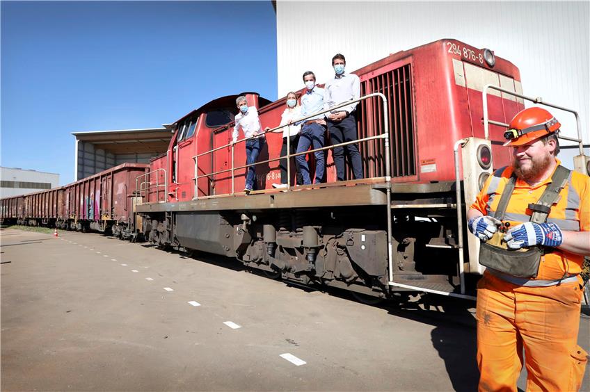Der alte-neue Güterzuganschluss der Firma Möck – auf der Lok von links: Tübingens OB Boris Palmer, Marie, Philipp und Benjamin Möck. Bild: Anne Faden