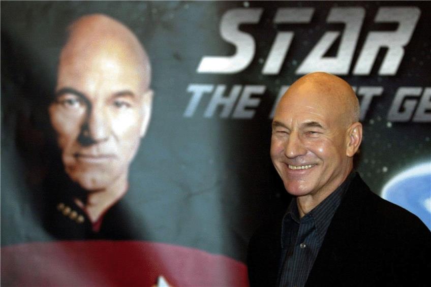Der britische Schauspieler Patrick Stewart vor einem Plakat, auf dem er als Captain Jean-Luc Picard in „Raumschiff Enterprise: Das nächste Jahrhundert“ zu sehen ist. Die vielfach preisgekrönte Serie lief von 1987 bis 1994. Foto: dpa
