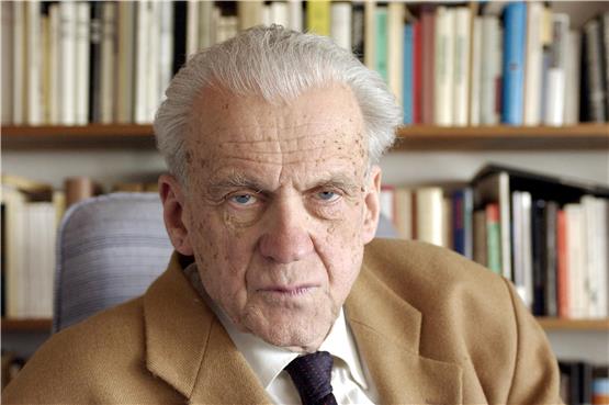 Der deutsche Literaturwissenschaftler und Autor Walter Jens, hier in einer Aufnahme aus dem Jahr 2003.  Foto: Marijan Murat/dpa