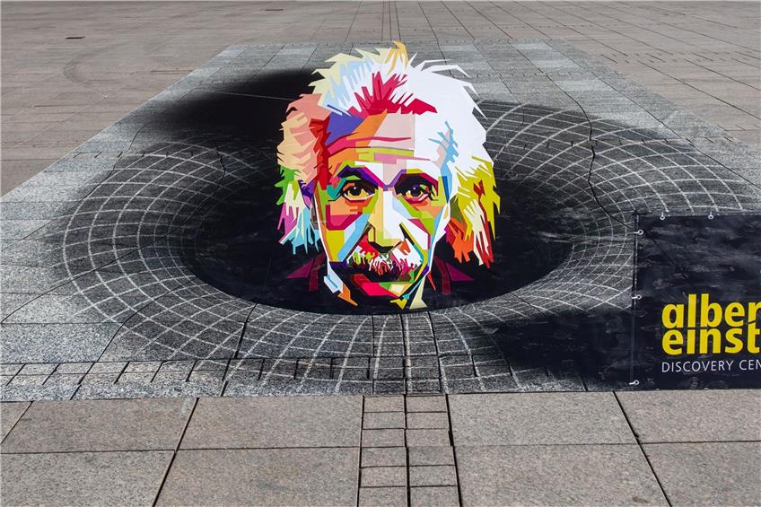Der dreidimensionale Kopf Albert Einsteins scheint aus einem schwarzen Loch hervorzukommen. Foto: Stefan Puchner/dpa