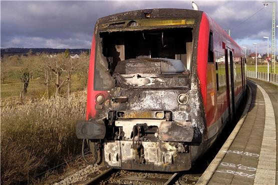 Der durch das Feuer schwer beschädigte Triebwagen der Ammertalbahn. Bild: Jonas Heim