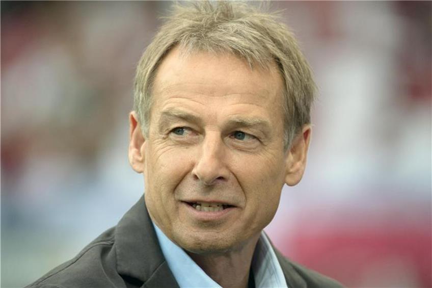 Der ehemalige Bundestrainer und TV-Experte Jürgen Klinsmann steht am Spielfeldrand. Foto: Federico Gambarini