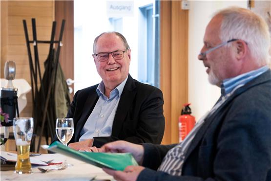 Der ehemalige SPD-Finanzminister Peer Steinbrück (links im Bild) war im Gespräch mit dem Journalisten Joachim Kreibich im Nehrener Schwanen nie um eine klare Antwort verlegen. Bild: Klaus Franke