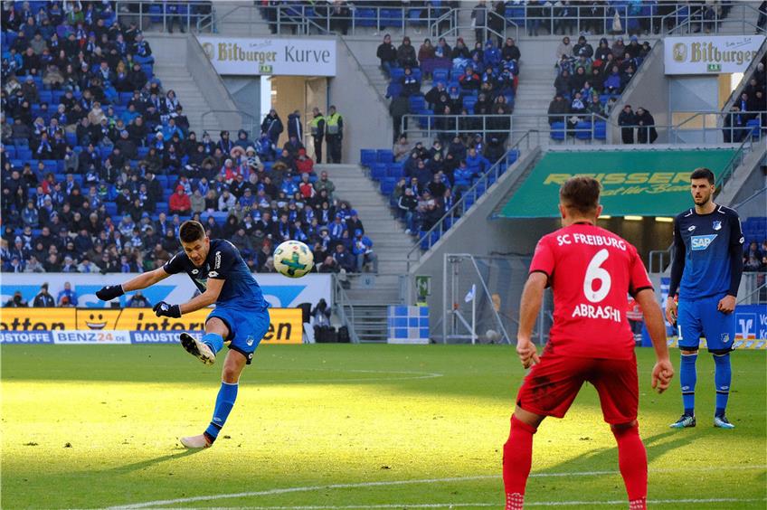 Der einzige Höhepunkt im badischen Bundesliga-Derby gegen den SC Freiburg war aus Hoffenheimer Sicht der Freistoß von Andrej Kramaric (links), der zur 1:0-Führung führte. Foto: Eibner