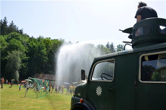 Der entmilitarisierte Wasserwerfer als Riesen-Dusche beim Kommando Cup auf dem alten Lustnauer Sportplatz.Bild: Milena Sebastian