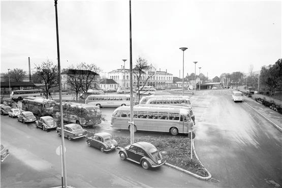 Der gerade fertige Busbahnhof wurde 1962 gefeiert. Archivbilder: Göhner/Stadtarchiv