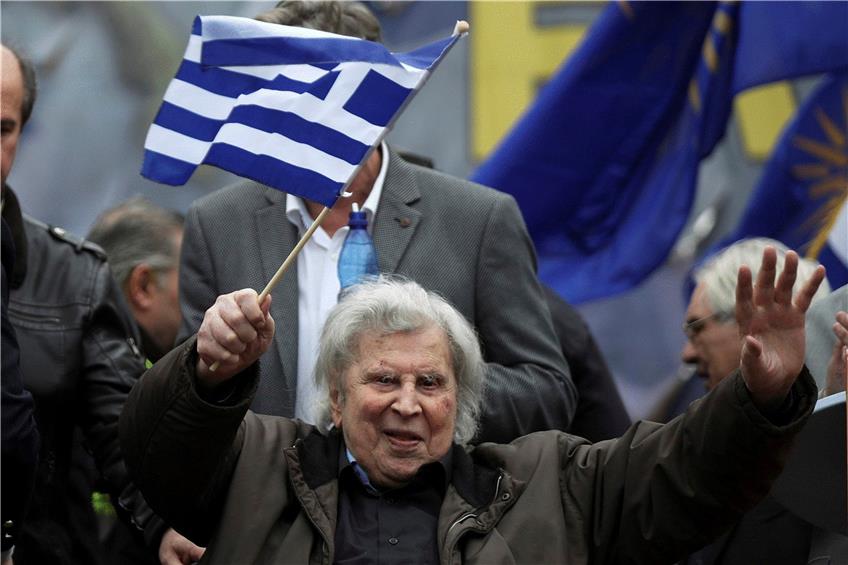 Der griechische Komponist Mikis Theodorakis im Jahr 2018: In Athen schwenkt er nach seiner Rede bei einer Kundgebung eine griechische Fahne. Jetzt ist er im Alter von 96 Jahren in der griechischen Hauptstadt gestorben. Foto: Petros Giannakouris