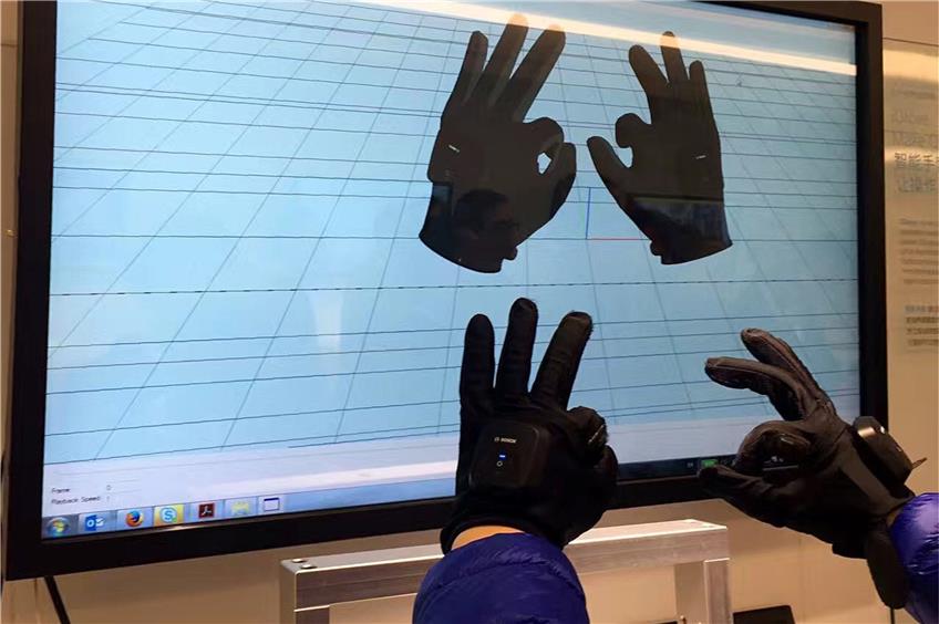 Der intelligente Handschuh von Bosch, bestückt mit Sensoren, wird in China zum Training des Personals für die Fertigung genutzt. Den Durchbruch schaffte das Projekt bei der dritten Pitch Night.Bild: Bosch