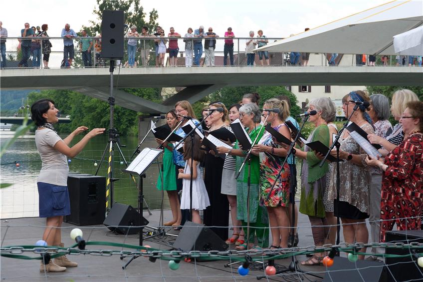 Der internationale Frauenchor unterhielt beim Brückenfest mit traditionellem und modernem Liedgut aus verschiedenen Ländern.Bild: Franke