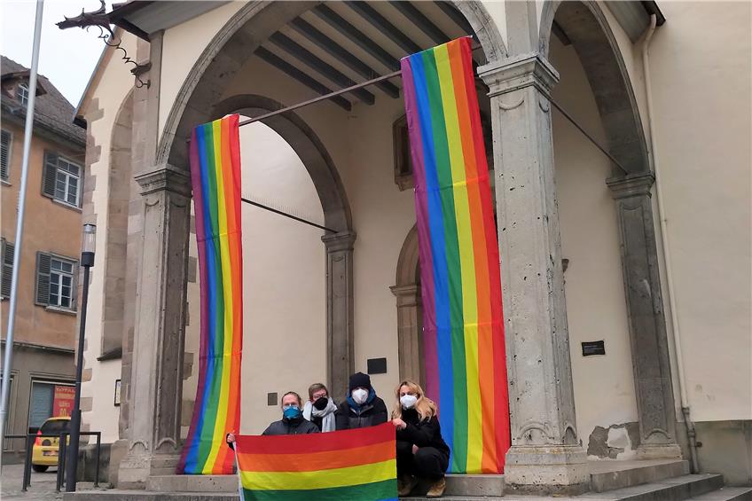 Der katholische Jugendverband BDKJ hängte im März als Reaktion auf das Vatikan-Papier Regenbogenfahnen am Rottenburger Dom auf. Bild: BDKJ