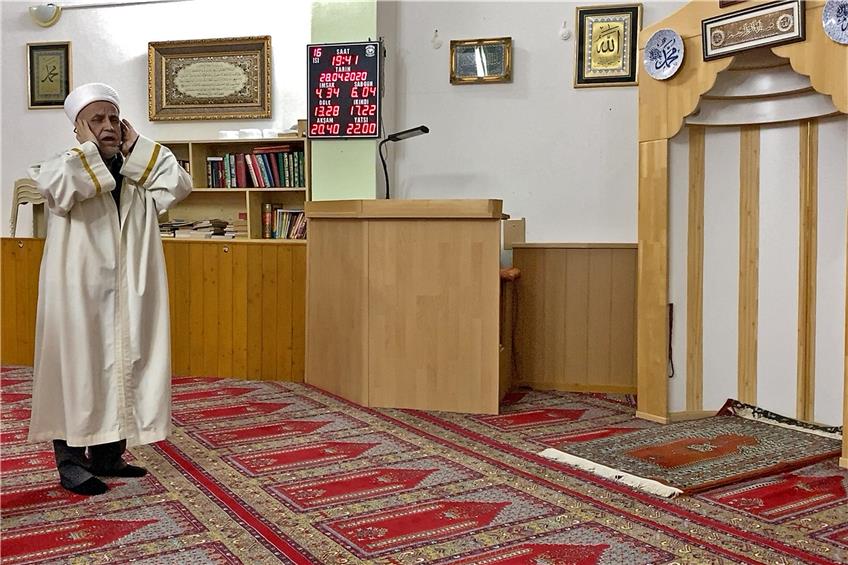 Der neue Rottenburger Imam (Vorbeter) Saban Yilmaz ruft zum Abendgebet. Bild: Hans-Jörg Schweizer