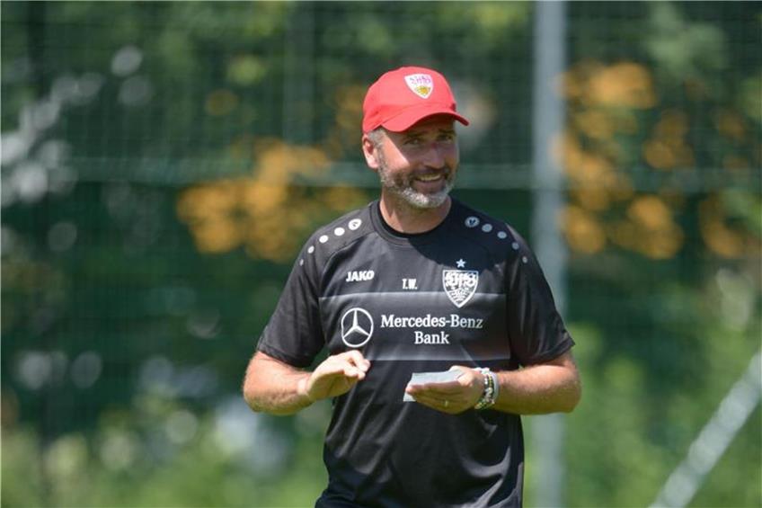 Der neue Trainer des VfB Stuttgart, Tim Walter, gestikuliert auf dem Trainingsplatz. Foto: Maximilian Haupt/Archivbild