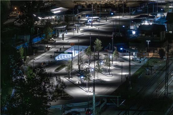Der neue ZOB bei Nacht, mit dem leeren Baufeld des Europaplatzes im Hintergrund. Bild: Ulrich Metz