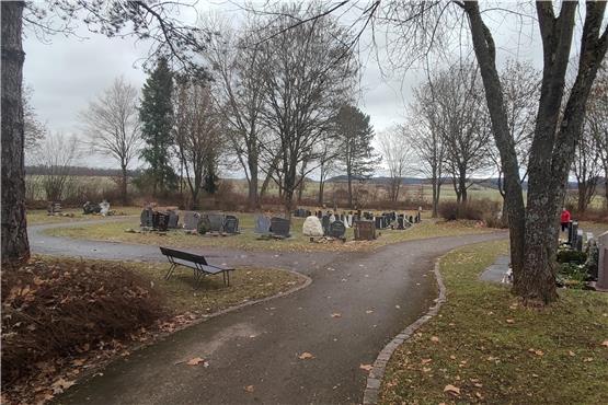 Der nordöstliche Teil des Hirrlinger Friedhofs bietet sich für Urnenstelen und auch für Baumbestattungen an. Ganz hinten an der Hecke zum freien Feld befinden sich bereits Urneneinzelgräber.Bild: Klaus Stifel