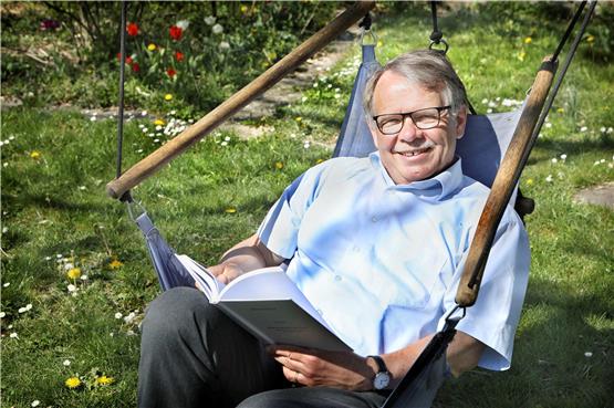 Der pensionierte Richter Ralf Peters genießt im Ruhestand nicht nur seinen Garten in Poltringen, sondern will mit seinem Buch auch Bewegung in festgefahrene gesellschaftliche Debatten bringen. Bild: Anne Faden