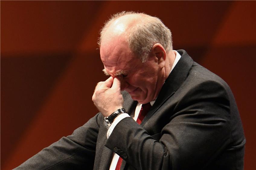 Der scheidende Präsident Uli Hoeneß kämpfte mit den Tränen.  Foto: Tobias Hase/dpa Foto: Tobias Hase/dpa