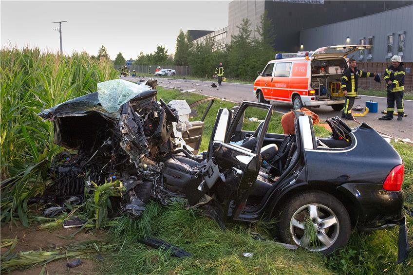 Der tödliche Unfall passierte am 20. August bei Bodelshausen. Für den 31-jährigen Fahrer des Audi kam jede Hilfe zu spät, er starb noch an der Unfallstelle an seinen Verletzungen. Bild: Franke