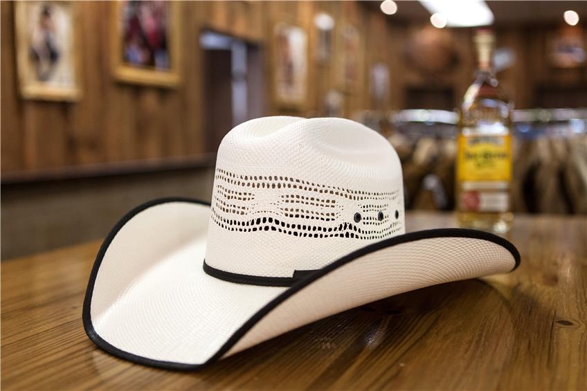 Der weiße Cowboyhut „Ashton“ ist einer der „Renner“ bei Stars & Stripes.