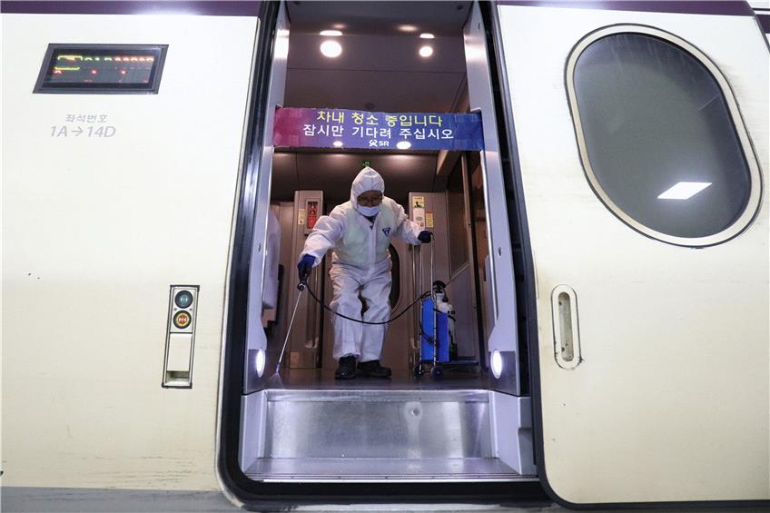 Desinfektion eines Zugs in Wuhan. Bislang gibt es 900 Erkrankungen, 25 Menschen sind gestorben. Foto: Chung Sung-Jun/Getty Images