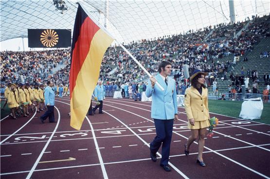Detlef Lewe und Heidi Schüller tragen am 26. August 1972 die deutsche Fahne ins Münchner Olympiastadion.  Foto: Imago/Sven Simon