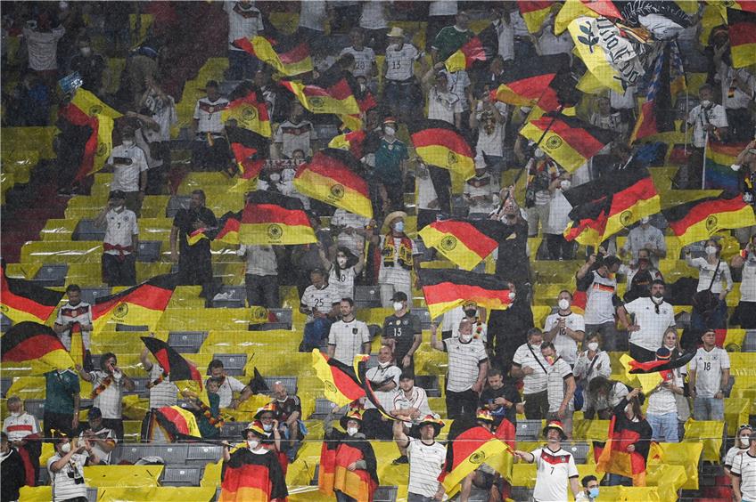 Deutsche Fans feuern ihre Mannschaft an. Beim Achtelfinale in London wird das zumindest für diese Reisegruppe nicht möglich sein. Foto: Federico Gambarini/dpa