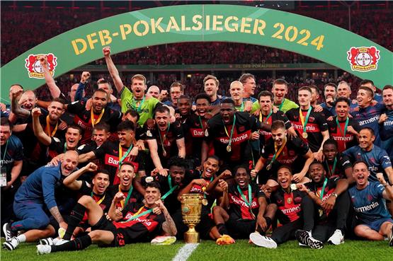 Deutscher Meister – und nun auch DFB-Pokalsieger nach einem 1:0 im Finale gegen Kaiserslautern: Bayer Leverkusen.  Foto: Uwe Anspach/dpa