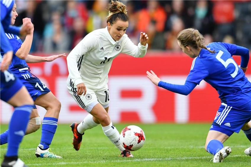 Deutschlands Lina Magull (l) kämpft um den Ball. Foto: Uwe Anspach dpa
