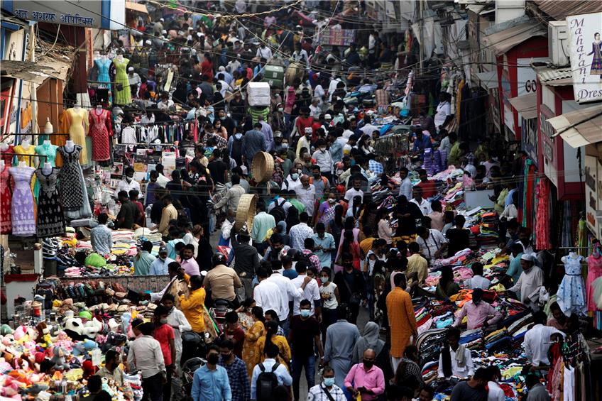 Dicht an dicht: Menschenmengen auf einem Markt in Indiens Hauptstadt Mumbai.  Foto: Rajanish Kakade/AP/dpa