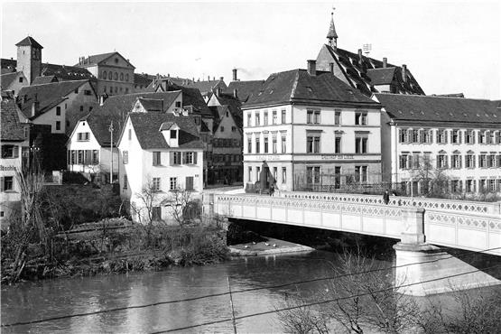 Die 1873 fertiggestellte und 1945 von deutschen Truppen gesprengte, aus Eisen konstruierte Obere Brücke, links davon das Haus des „Parfümers“ Gustav Schnell, das durch die Sprengung zerstört wurde. Bild: Stadtarchiv