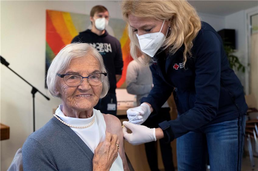 Die 92-jährige Wilhelmine Betz erhält im Nehrener Pflegeheim Bubengasse die erste Coronaimpfung im Kreis Tübingen. Bild: Klaus Franke