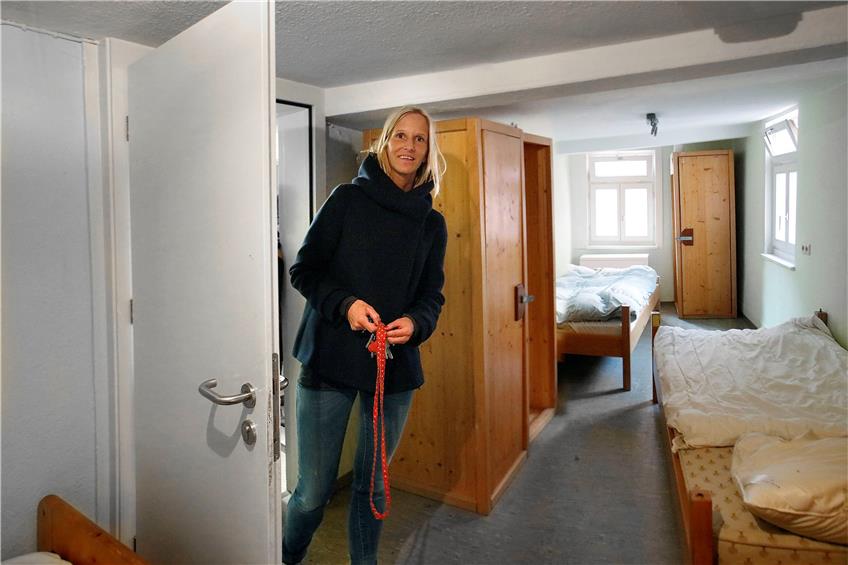Die AWO-Sozialarbeiterin Heike Hein zeigt eines der Vier-Bett-Zimmer in der Notübernachtungsstelle in der Glaserstraße.Bild: Haas