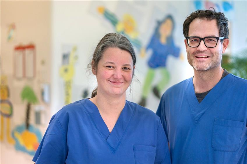 Die Ärzte Juliane Engel und Felix Neunhoeffer arbeiten auf der Kinder-Intensivstation der Tübinger Uniklinik. Bild: Ulrich Metz