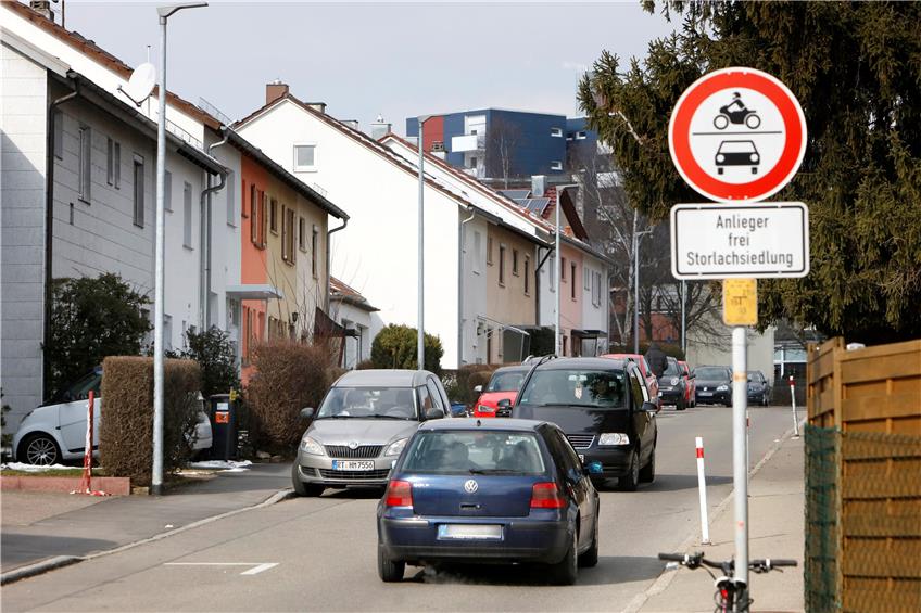 Die Anwohner sind sauerwegen den vielen Autos, die täglich durch die Storlachstraße und damit durch ihre Siedlung rollen. Bild: Haas
