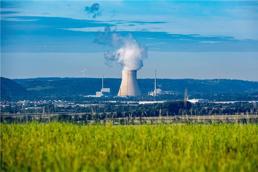 Die Atomkraftwerke Isar 1 (links) und Isar 2. Foto: Armin Weigel/dpa